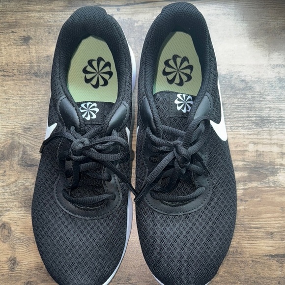 Nike Black and White Women's Sneakers US 8 LIKE NEW - Picture 1 of 8